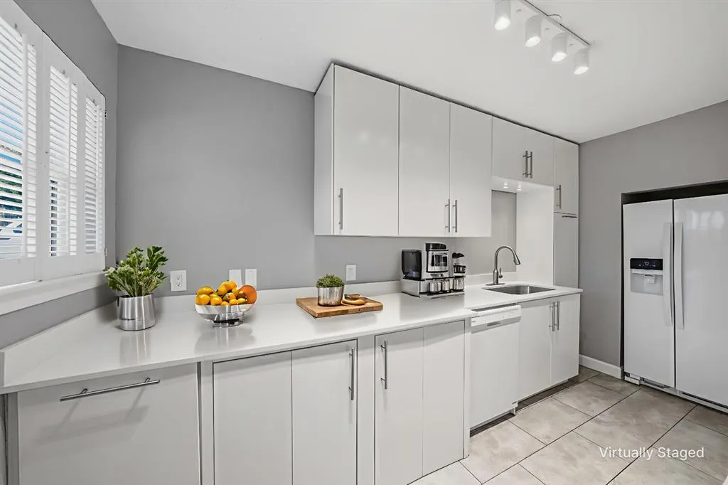 7806 Royal Lane, #123