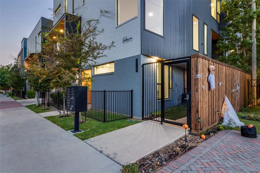 426 W 9th Street, #104