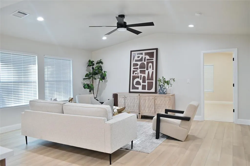 2838 W Kiest Boulevard