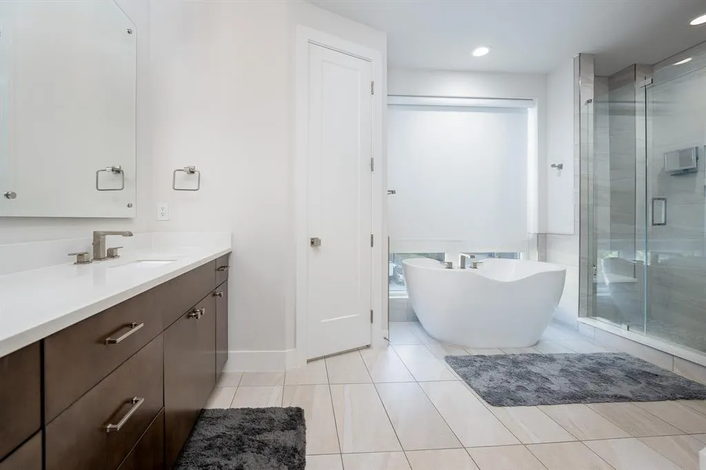 2934 N Hall Street, #301