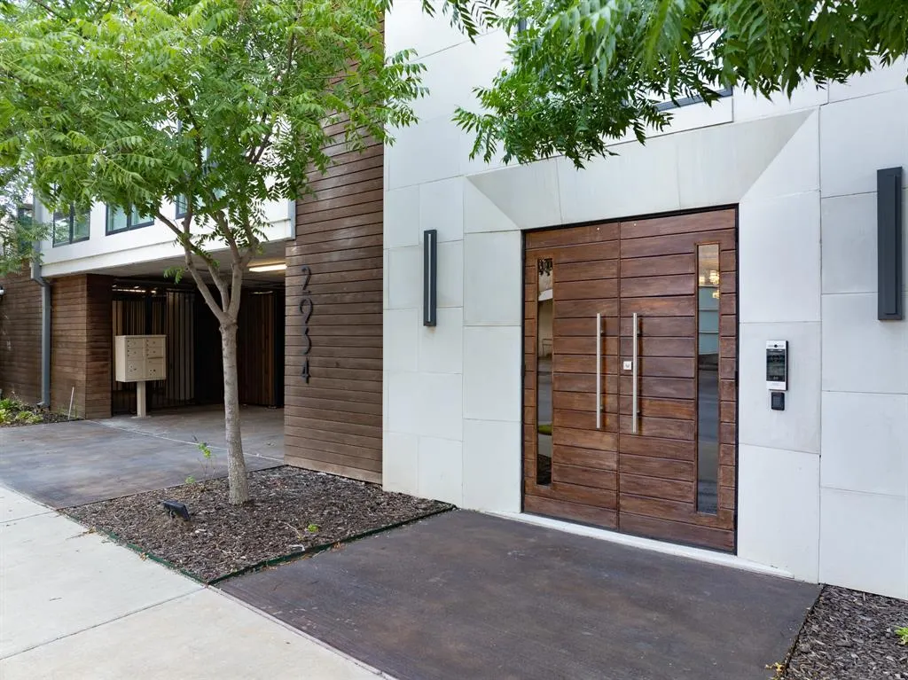 2934 N Hall Street, #301