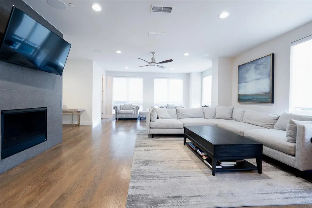 2934 N Hall Street, #301