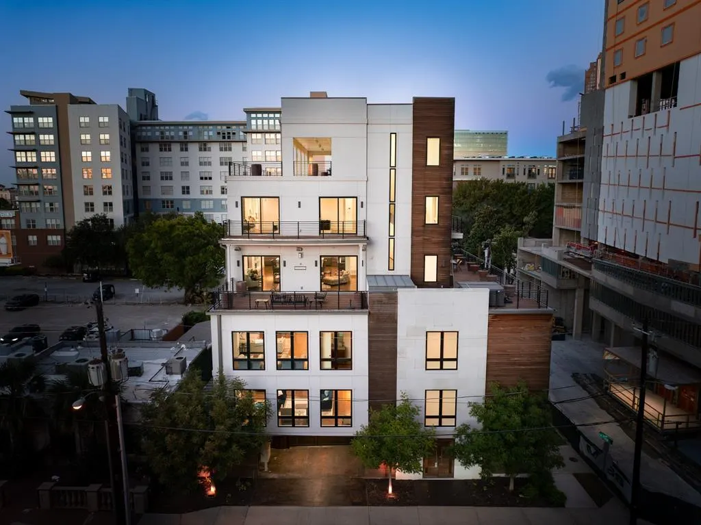 2934 N Hall Street, #301