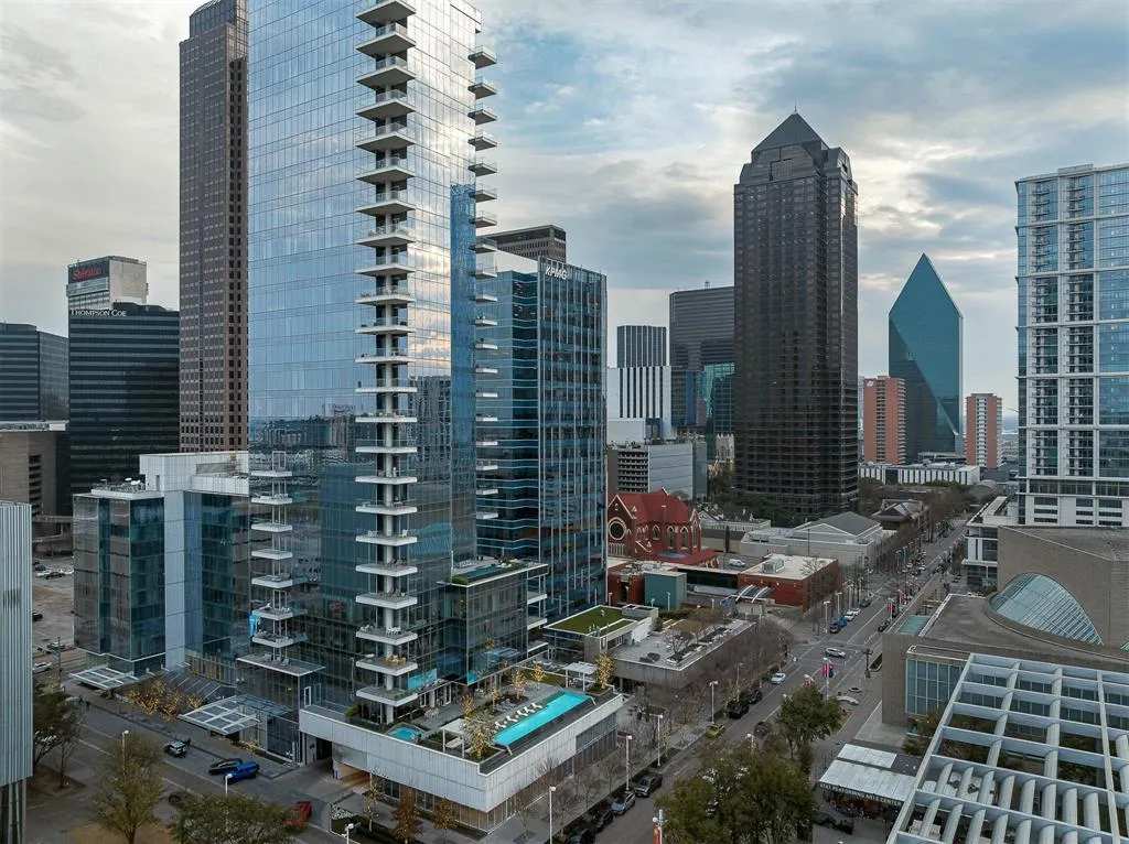 1747 Leonard Street, #903