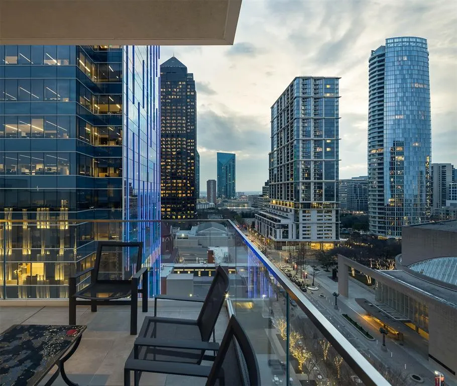 1747 Leonard Street, #903