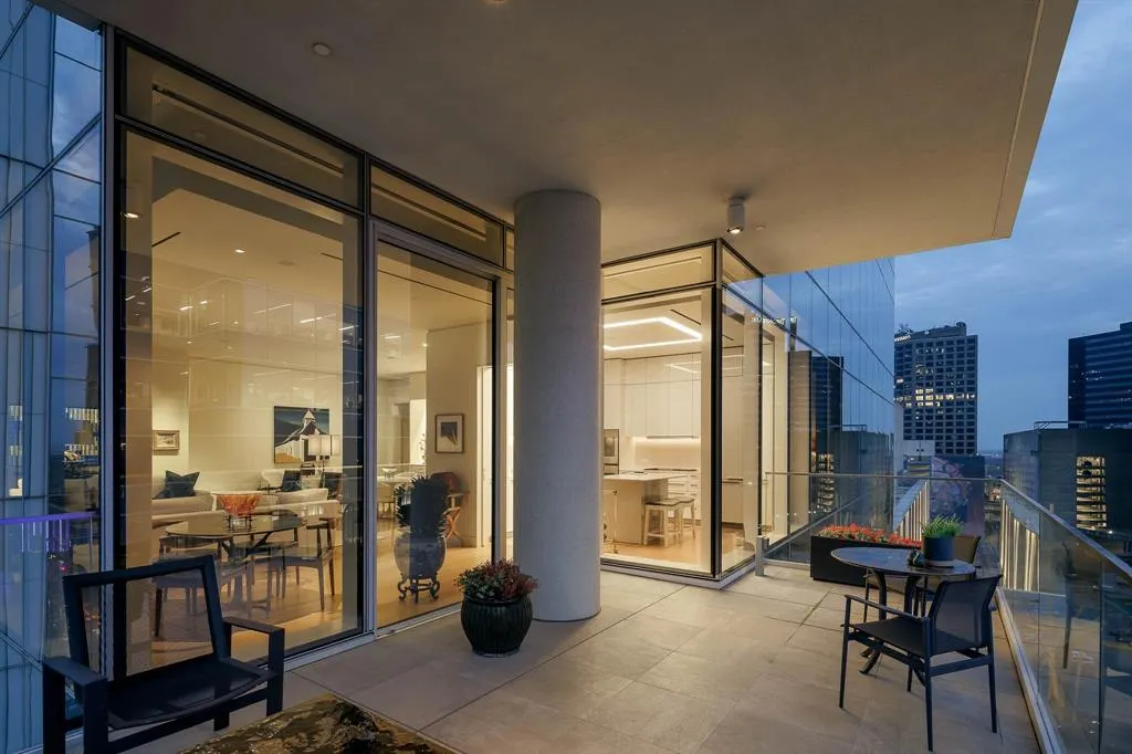 1747 Leonard Street, #903