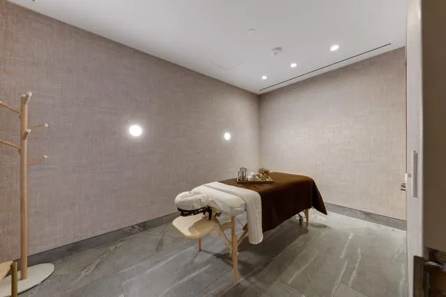 1747 Leonard Street, #903