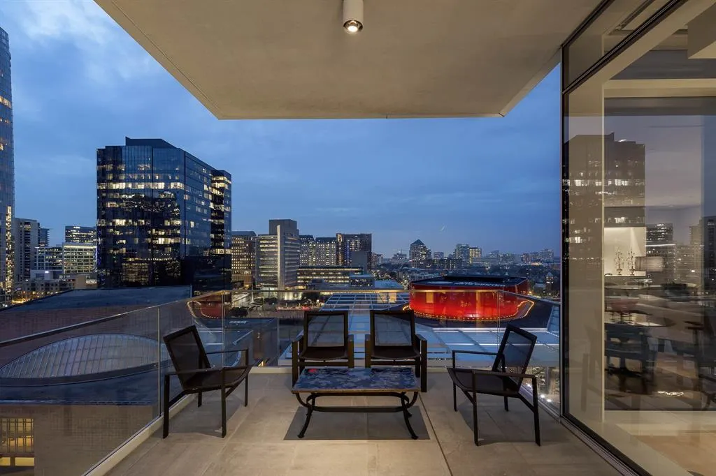 1747 Leonard Street, #903