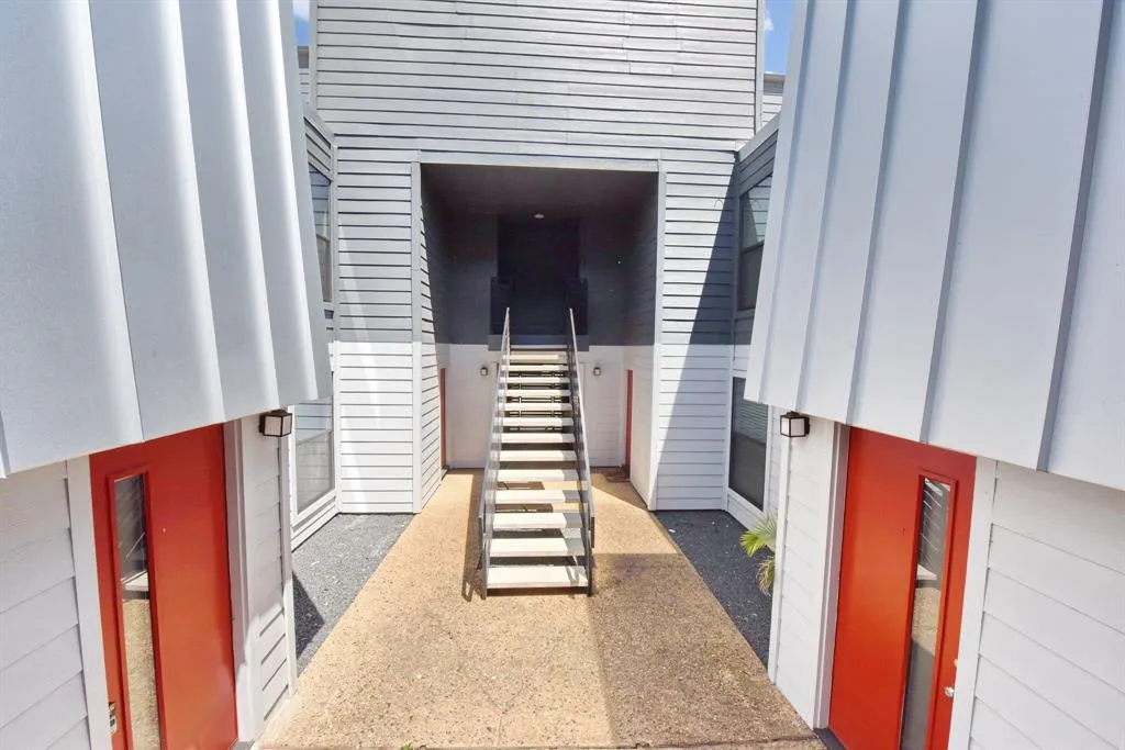 4033 Gilbert Avenue, #206