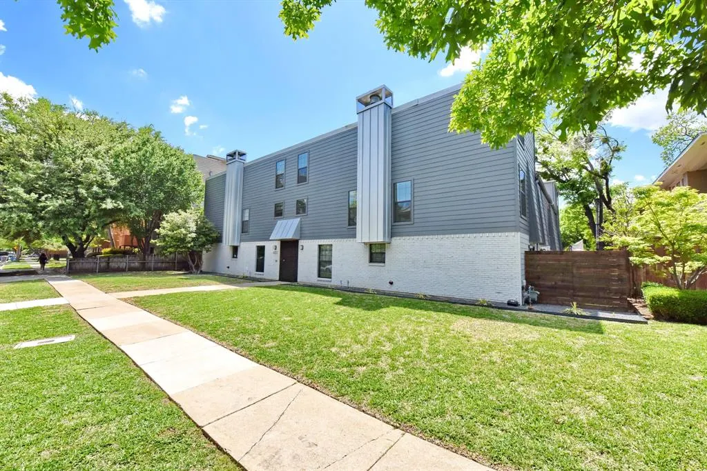 4033 Gilbert Avenue, #206