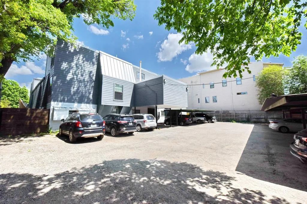 4033 Gilbert Avenue, #206