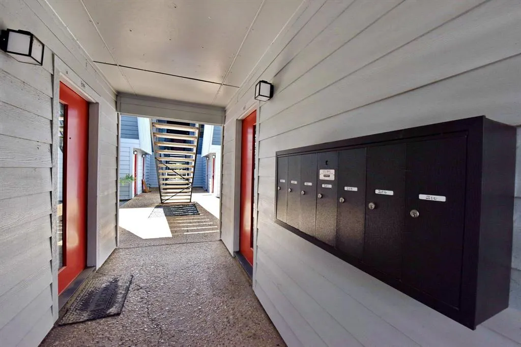 4033 Gilbert Avenue, #206