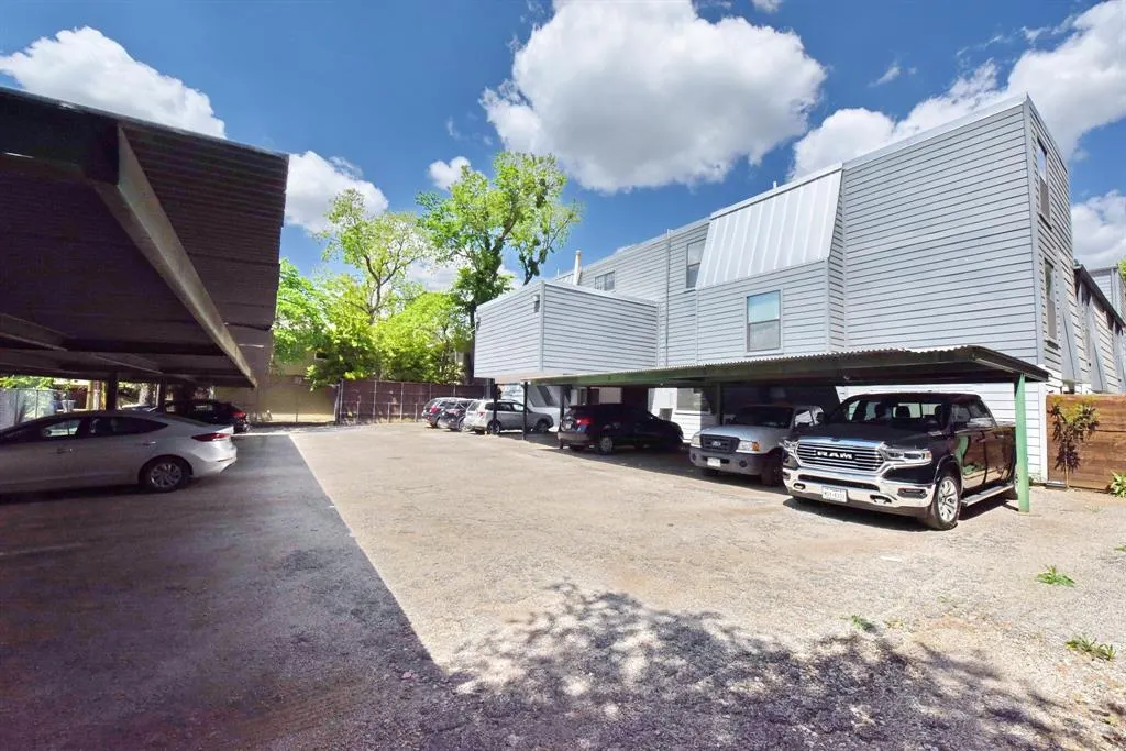 4033 Gilbert Avenue, #206