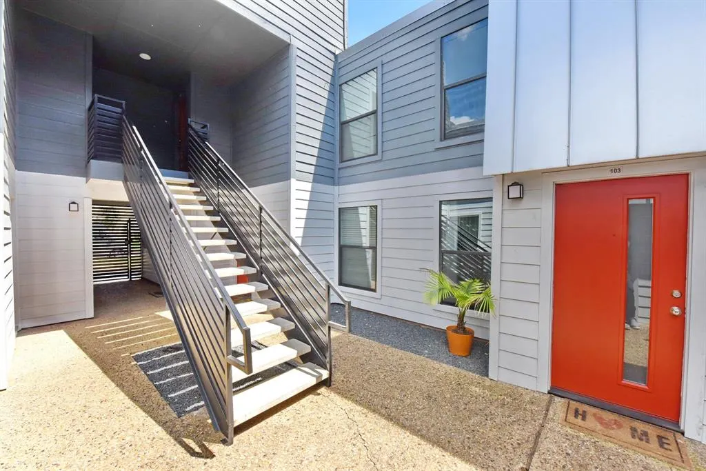 4033 Gilbert Avenue, #206