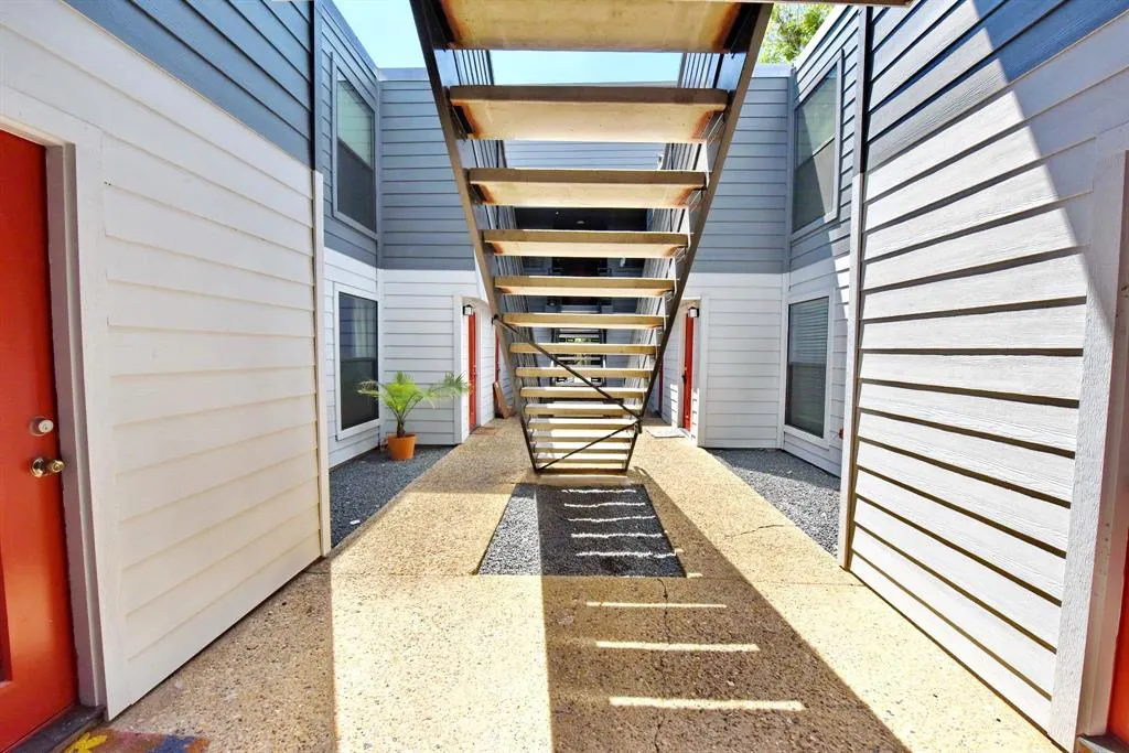 4033 Gilbert Avenue, #206