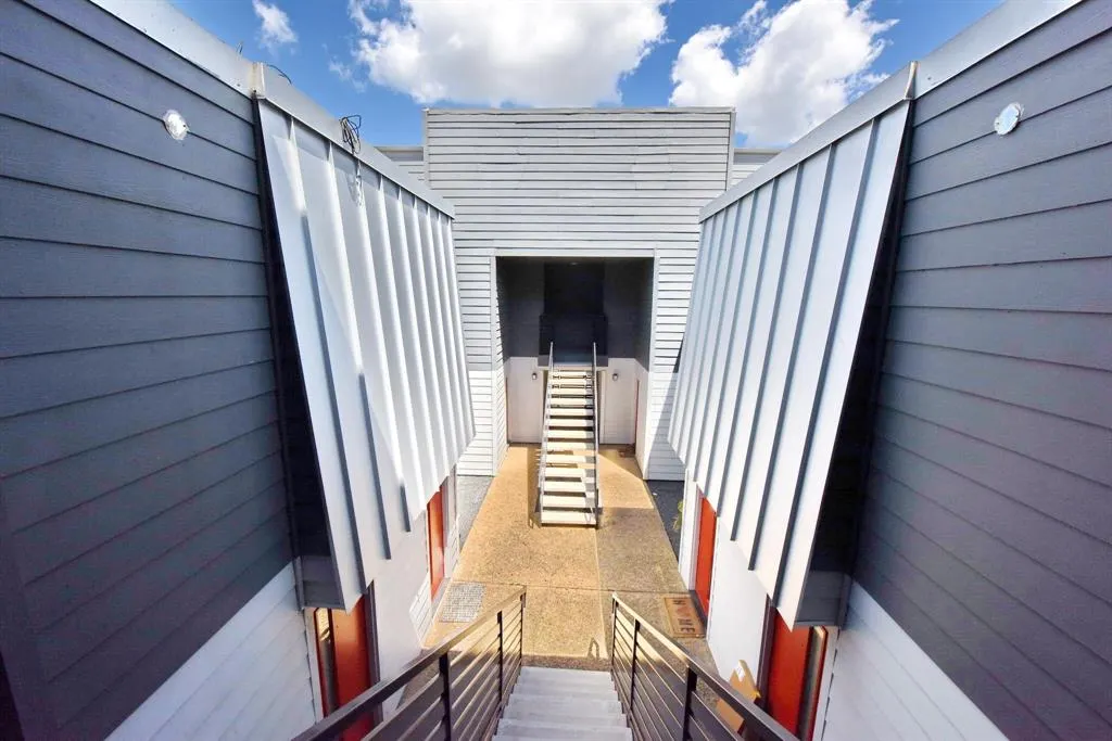 4033 Gilbert Avenue, #206