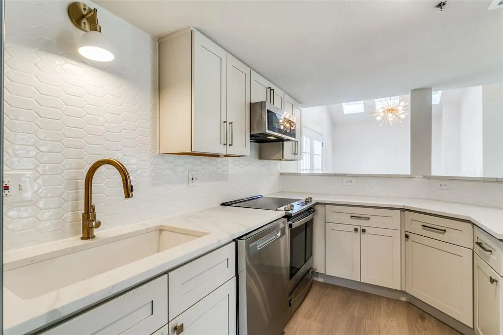 3901 Travis Street, #200