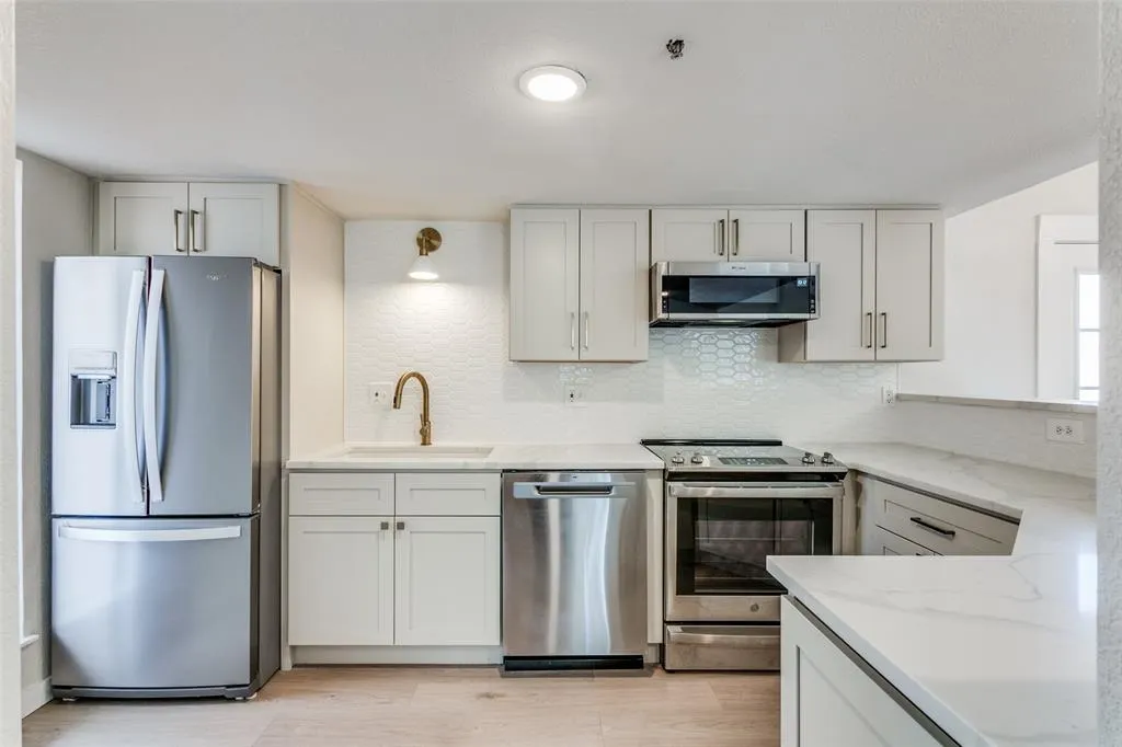 3901 Travis Street, #200