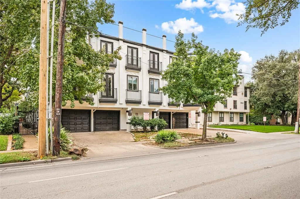 3320 Douglas Avenue, #C