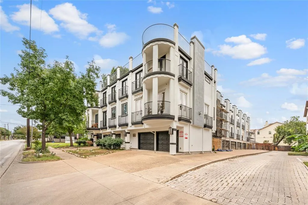 3320 Douglas Avenue, #C