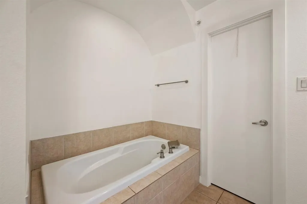 3320 Douglas Avenue, #C