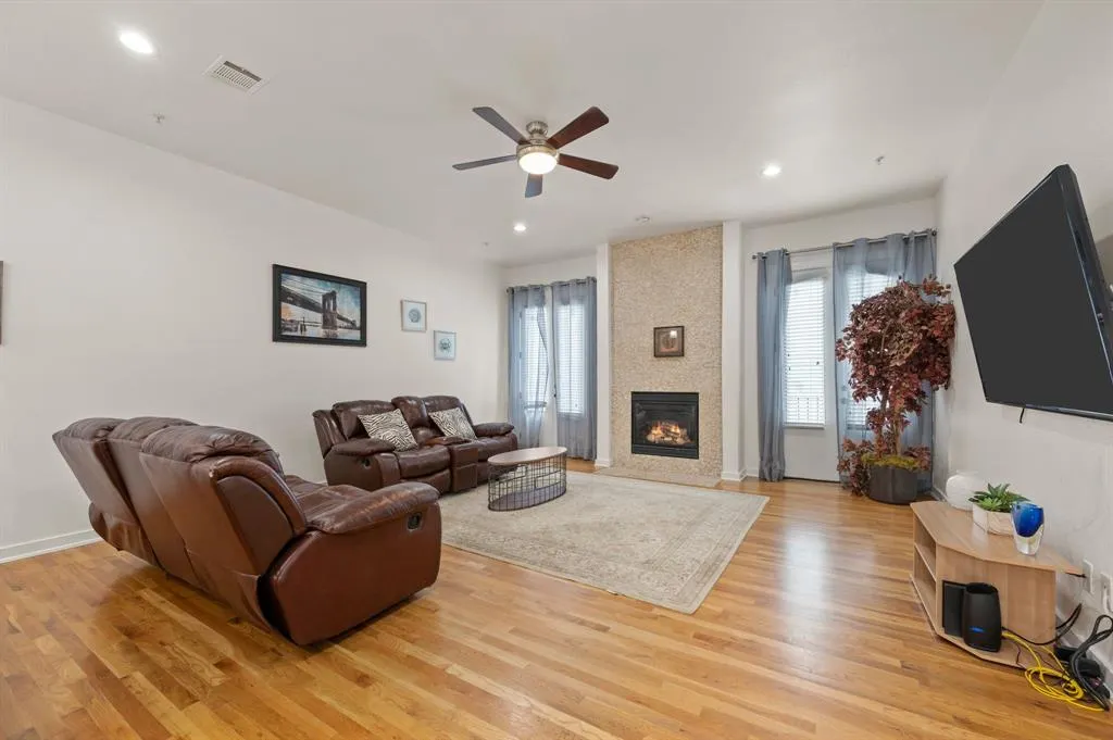 3320 Douglas Avenue, #C