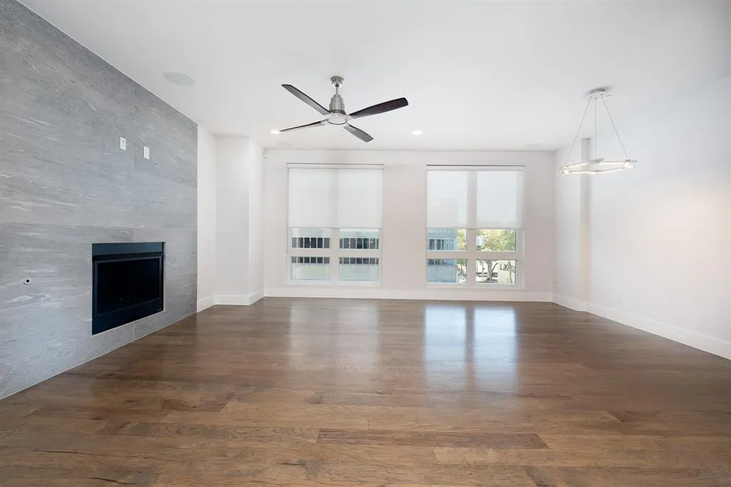 2934 N Hall Street, #302