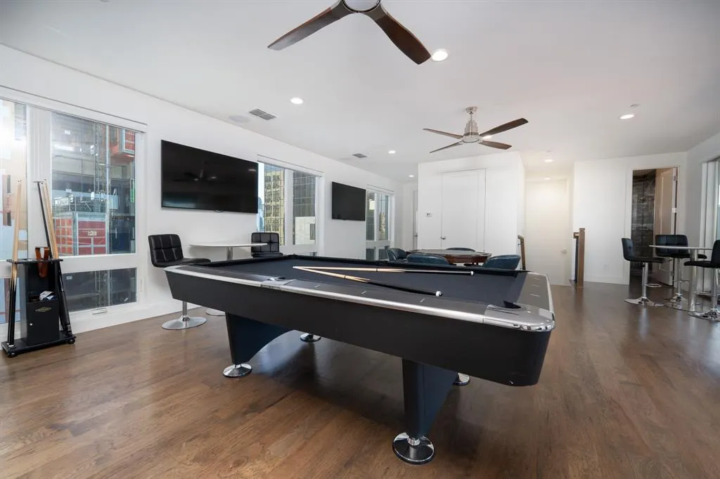 2934 N Hall Street, #401