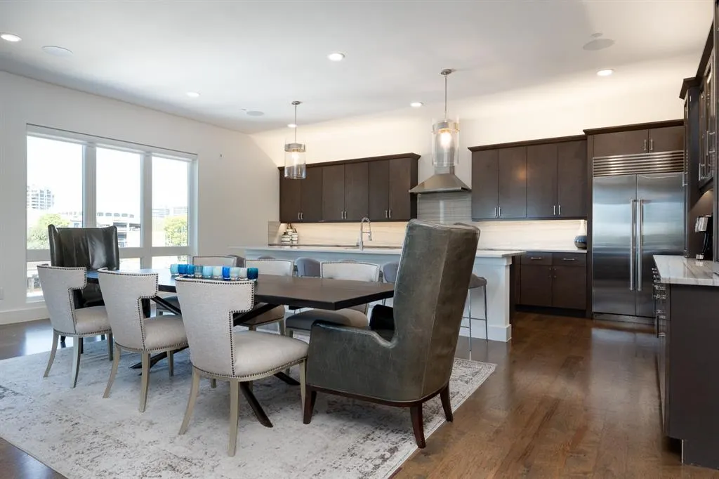 2934 N Hall Street, #401