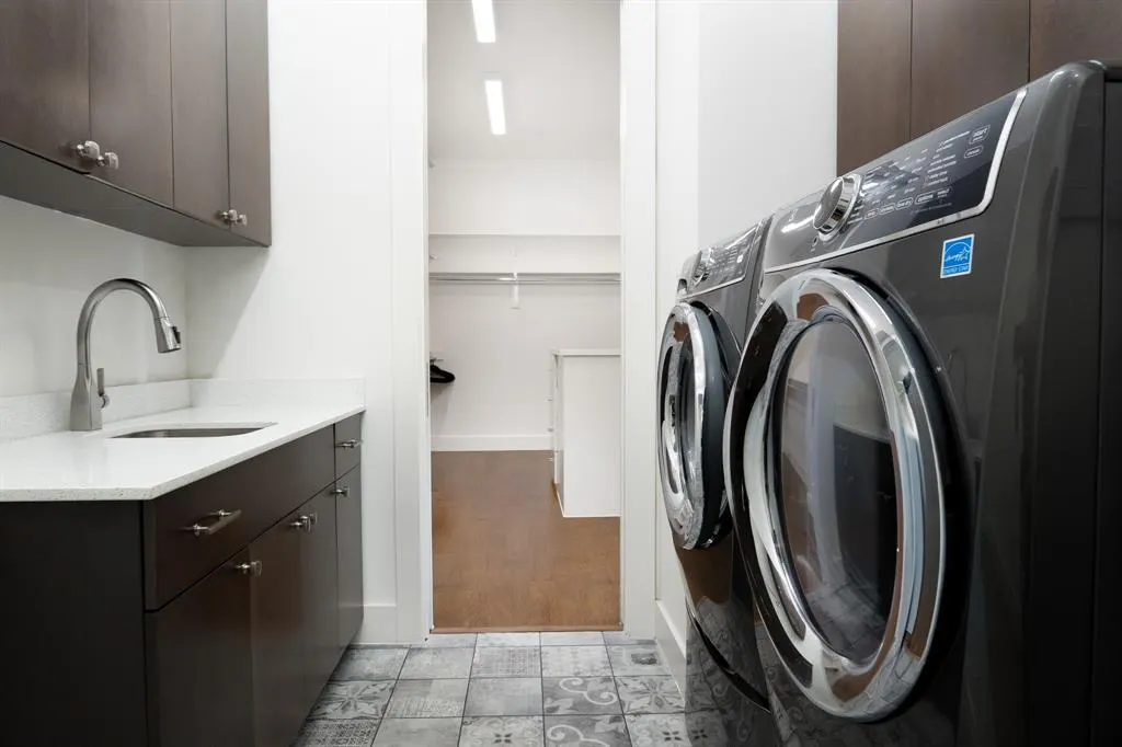 2934 N Hall Street, #401