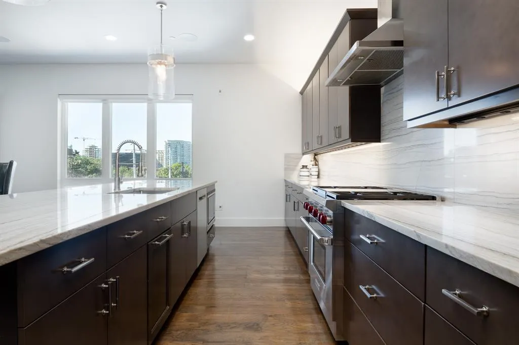 2934 N Hall Street, #401