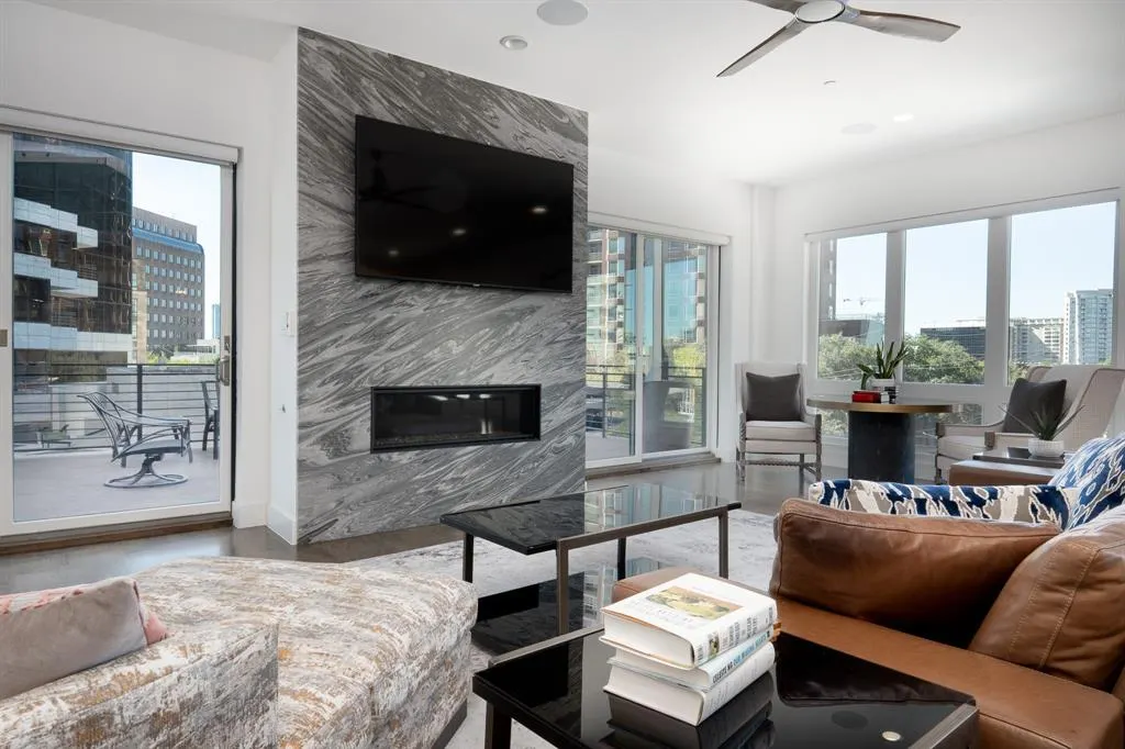 2934 N Hall Street, #401