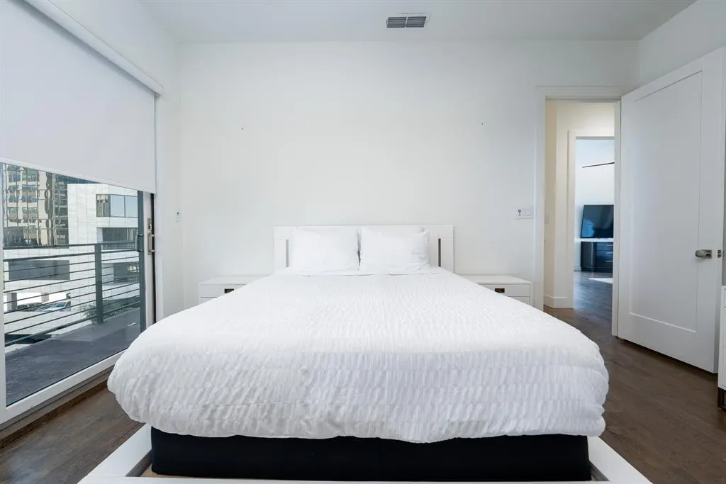 2934 N Hall Street, #401