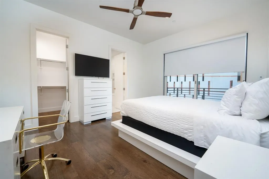 2934 N Hall Street, #401