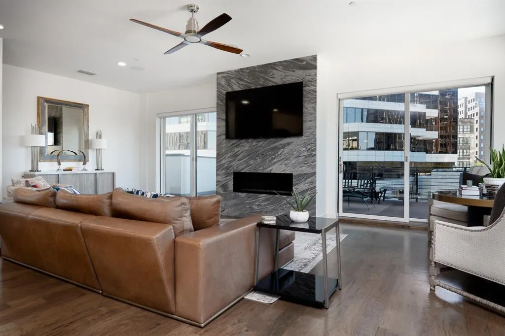 2934 N Hall Street, #401