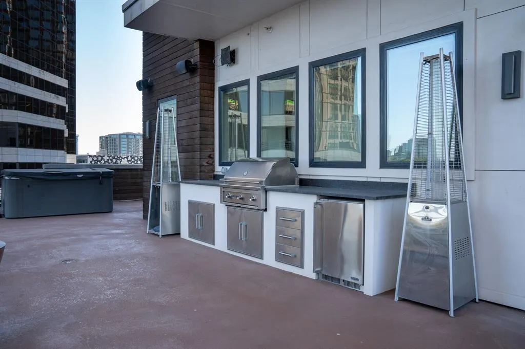 2934 N Hall Street, #401