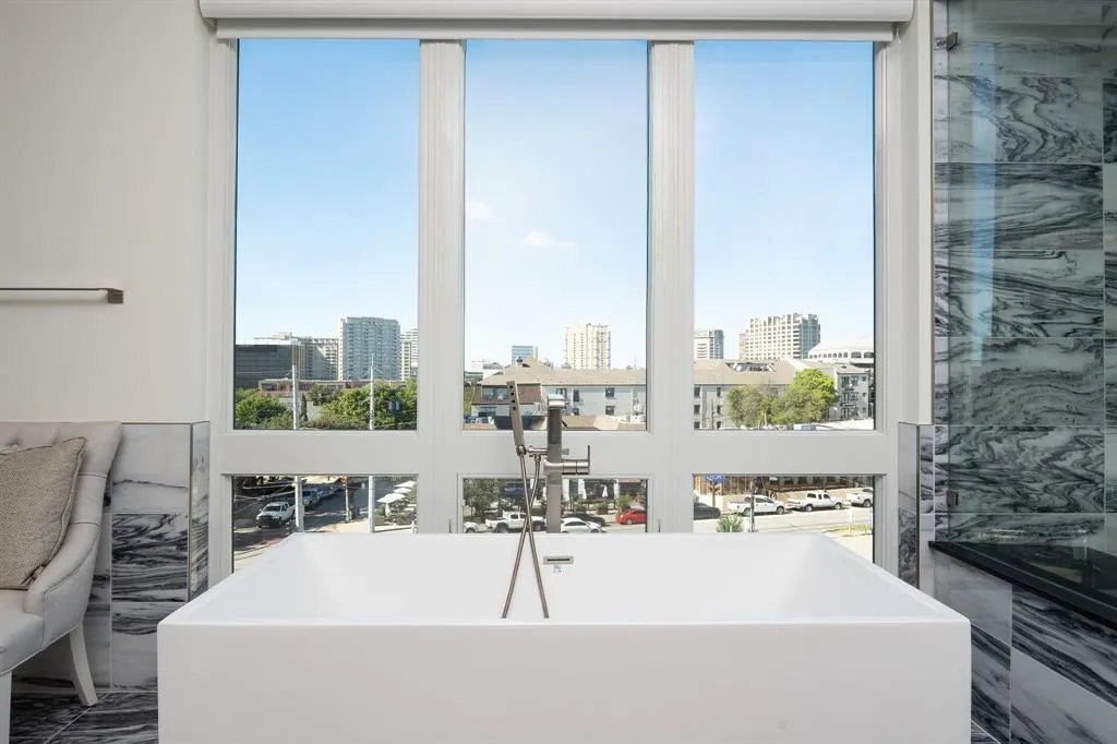 2934 N Hall Street, #401