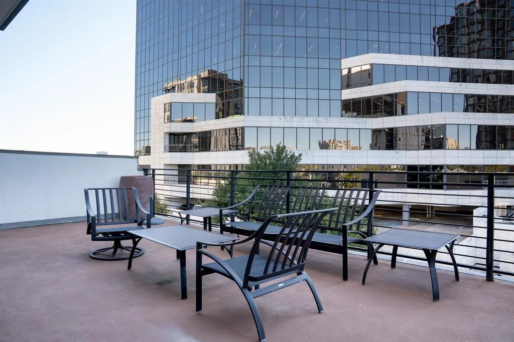 2934 N Hall Street, #401