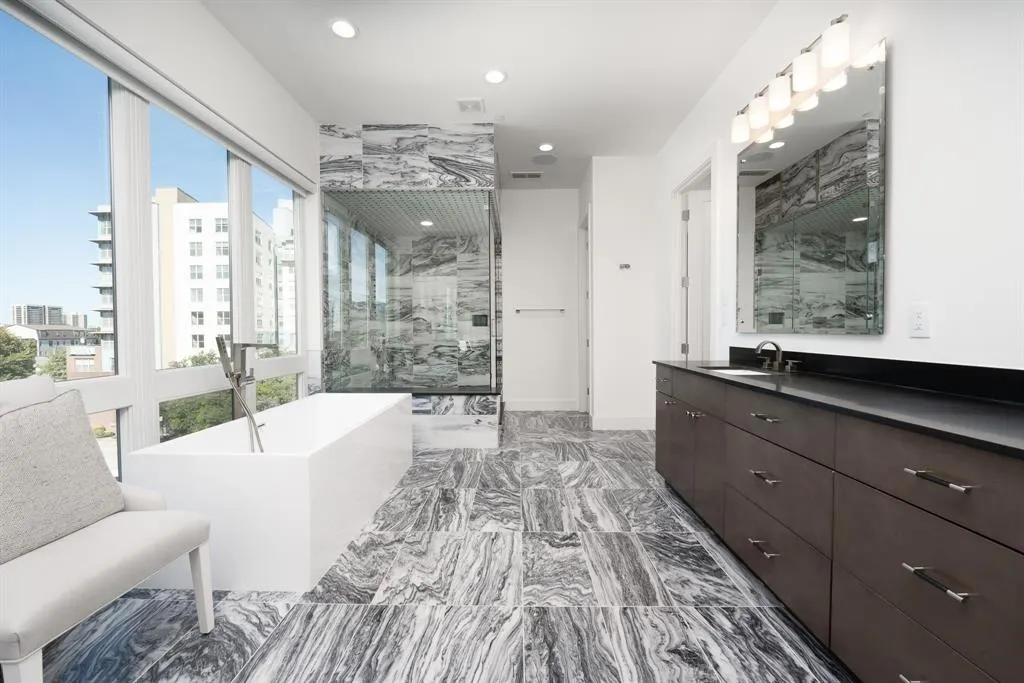 2934 N Hall Street, #401