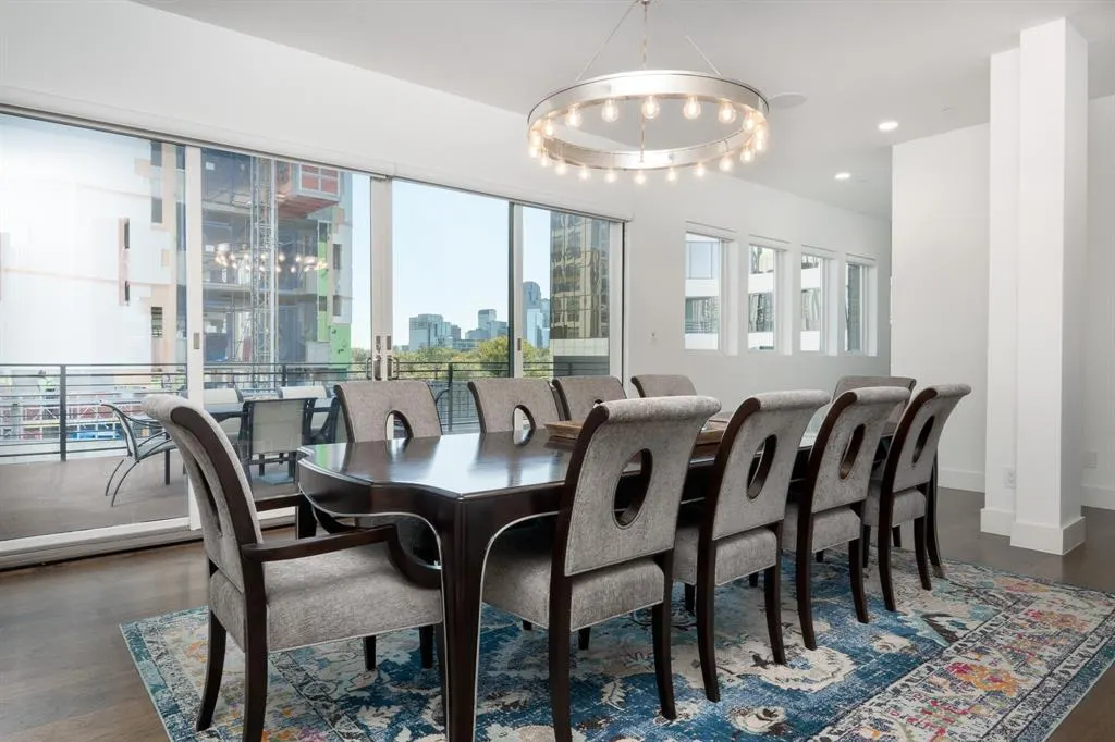 2934 N Hall Street, #401