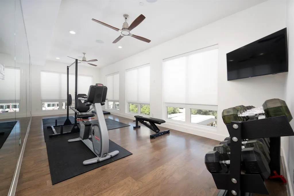 2934 N Hall Street, #401