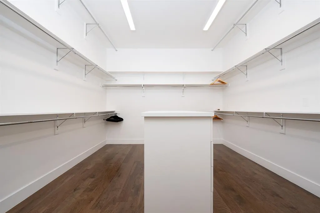 2934 N Hall Street, #401