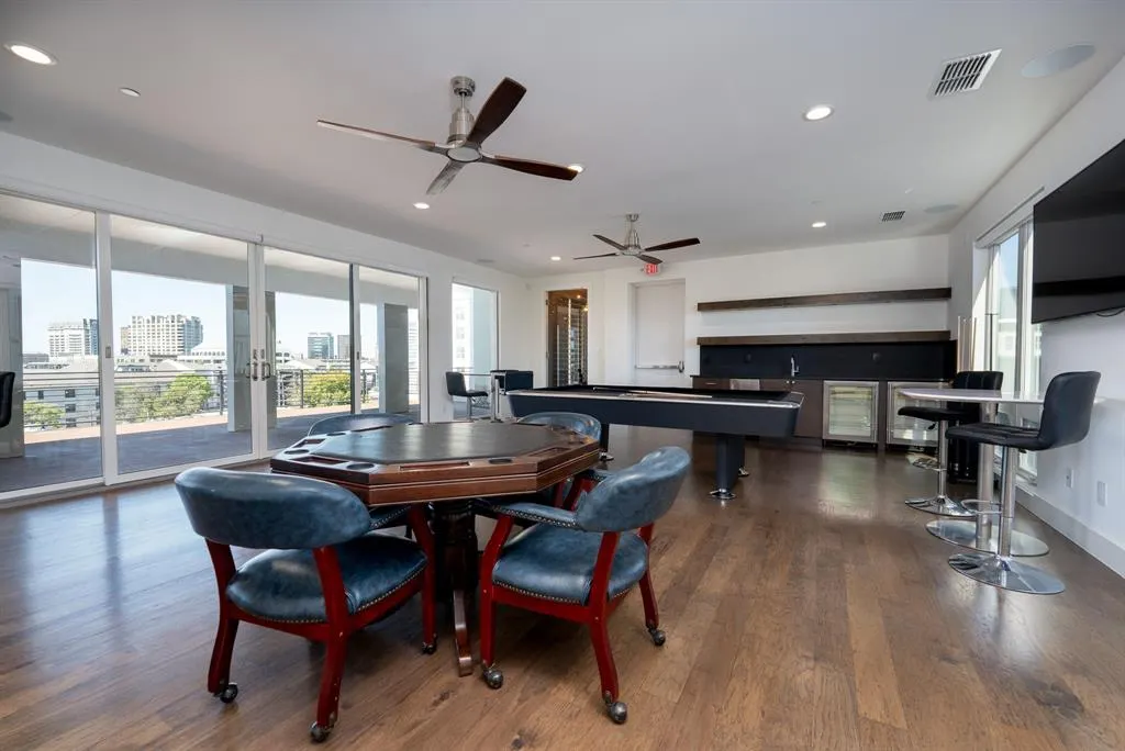 2934 N Hall Street, #401