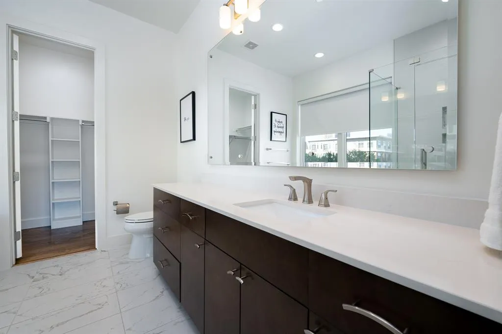 2934 N Hall Street, #401