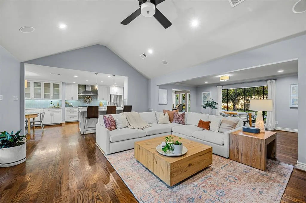 7612 Maplecrest Drive