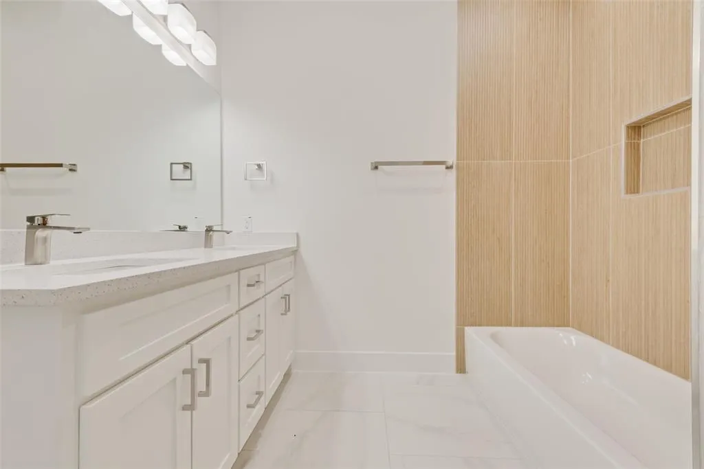 219 W Yarmouth Street