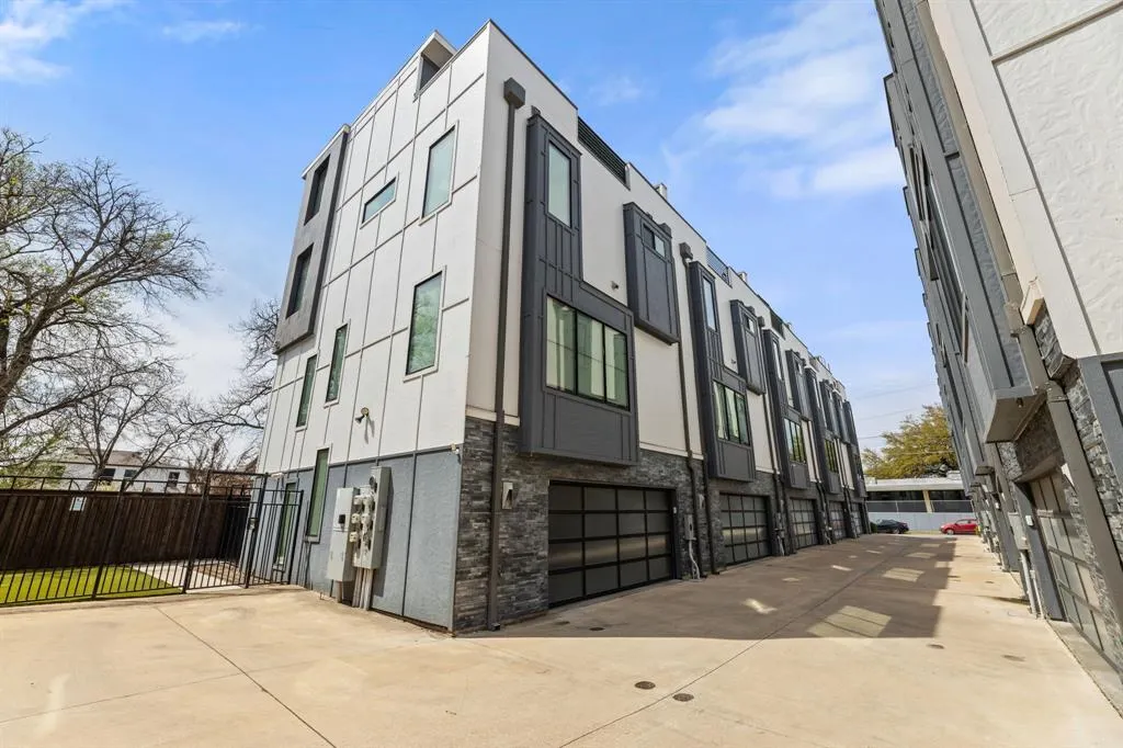 4522 Deere Street, #105