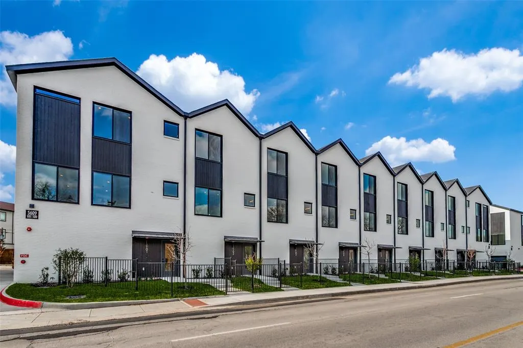 5609 Live Oak Street, #109