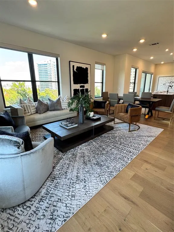 2620 Maple Avenue, #617