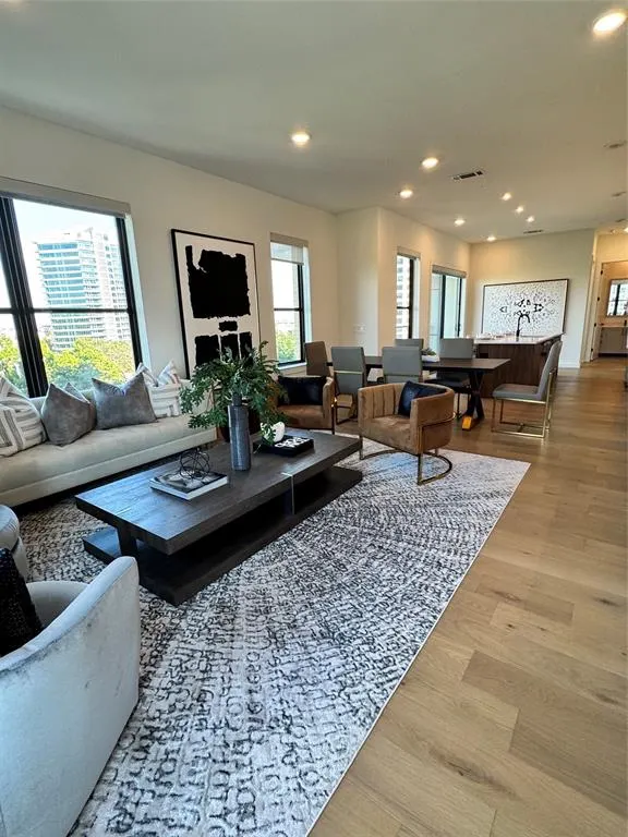 2620 Maple Avenue, #617